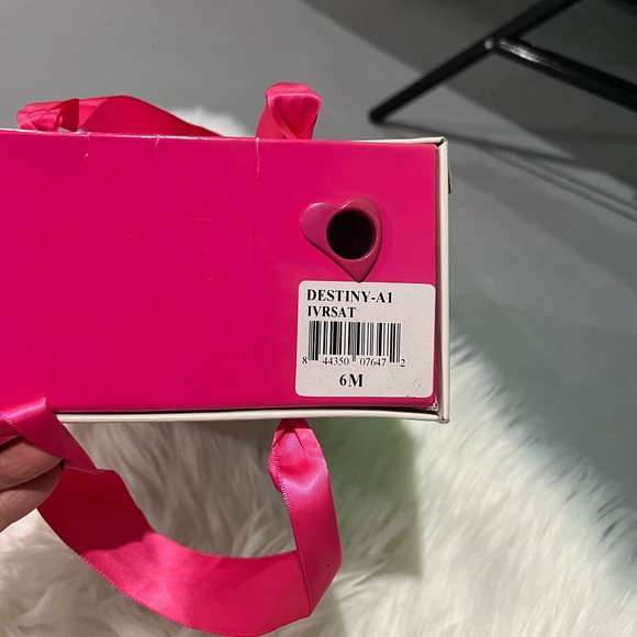 BRAND NEW Paris Hilton destiny ivory bow heels - Picture 9 of 9